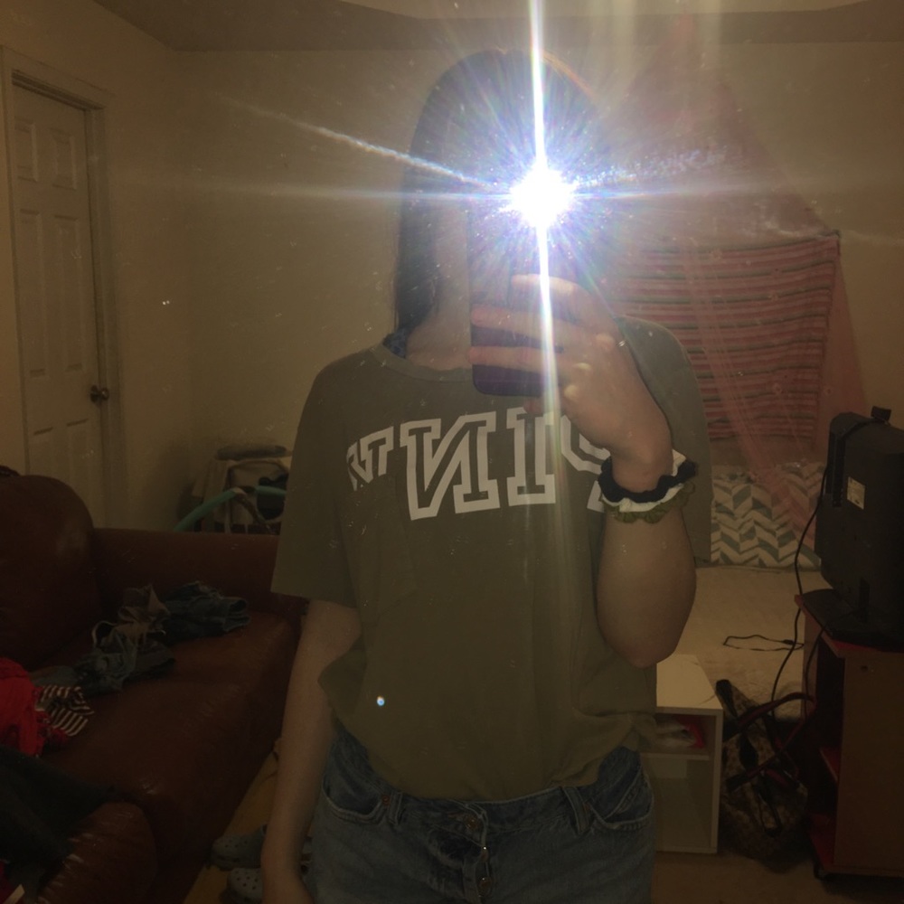 VS basic pocket tee💜 - Picture 2 of 3